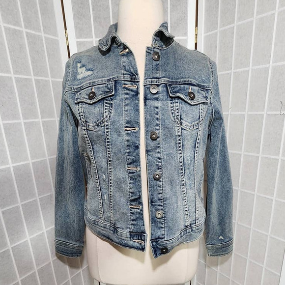 NWT Torrid Destructed Trucker Denim Jean Jacket Light Wash Plus Size: 0X (12) - Picture 4 of 5